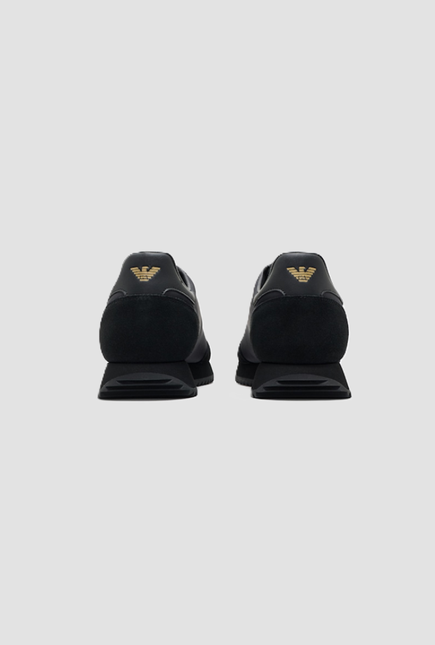 Scarpe con maxi logo in oro da uomo nero 