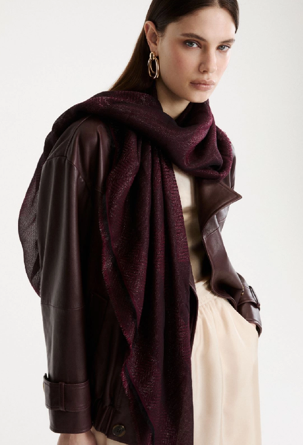 Scialle bordeaux con motivo jacquard monogram 