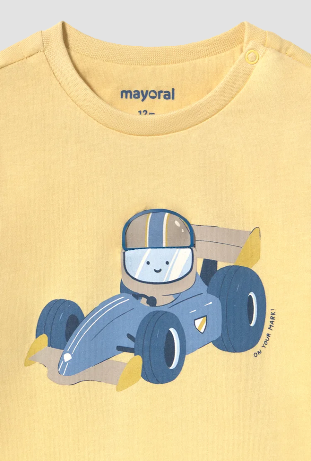 Maglia con macchina da bambino giallo 