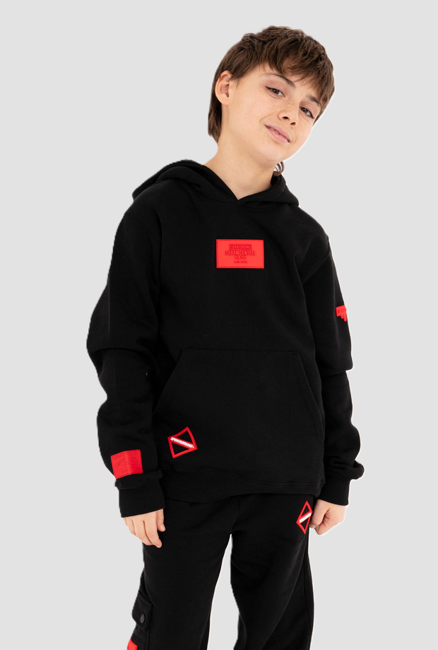 Felpa con cappuccio con patch rossa da bambino nero 