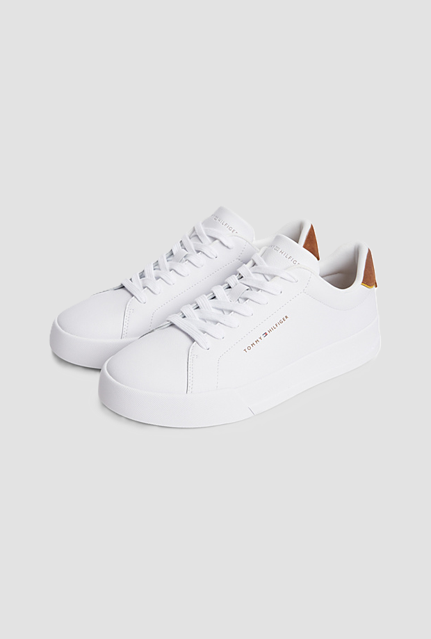 Scarpe basse con dettaglio beige da uomo bianco 
