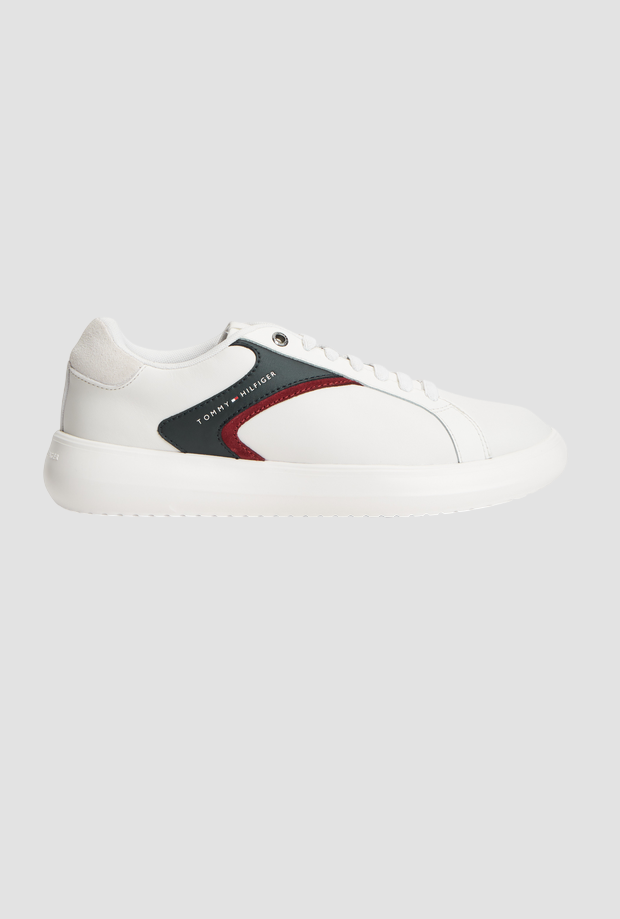 Scarpe basse con dettagli da uomo bianco 