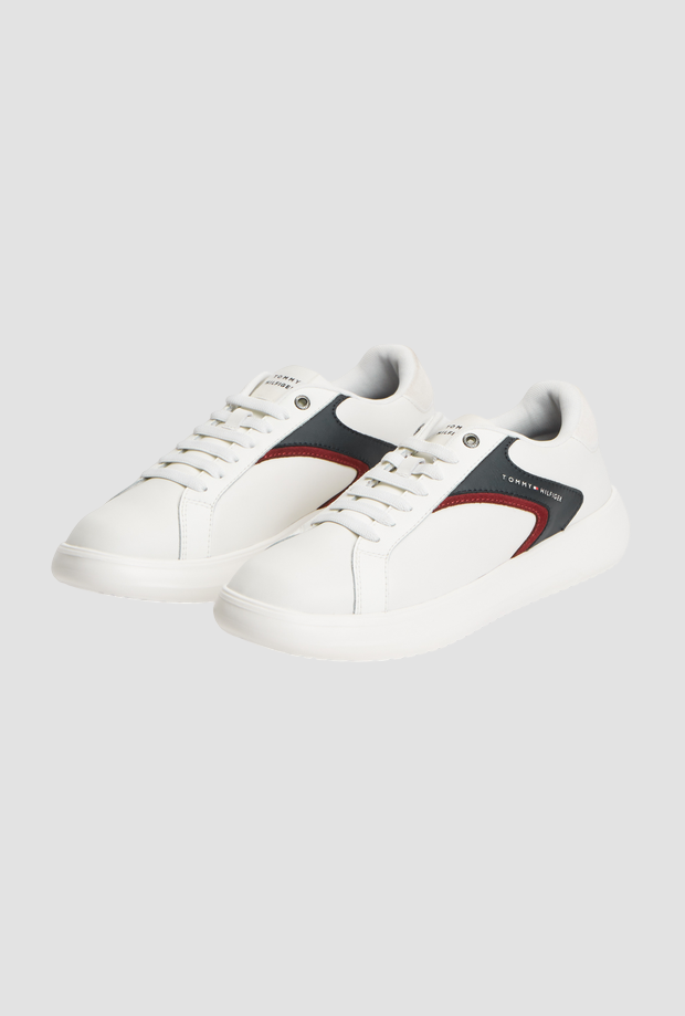 Scarpe basse con dettagli da uomo bianco 