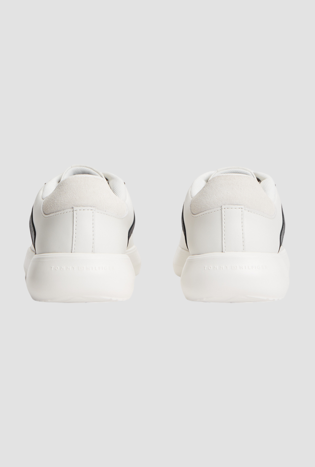 Scarpe basse con dettagli da uomo bianco 